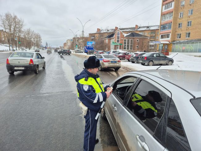 Ухтинские автоинспекторы проверили 53 авто на пр-те Космонавтов